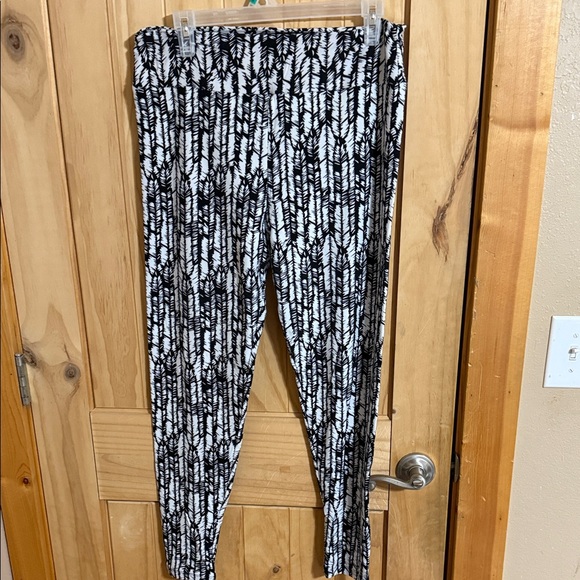 LuLaRoe Stylish Black and White Womens Leggings - Picture 1 of 4